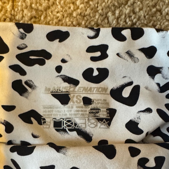 Chic Leopard Print - Picture 2 of 3